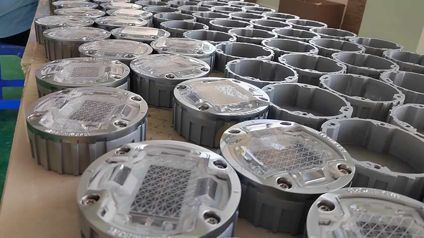 solar-aluminum-road-stud-in-production